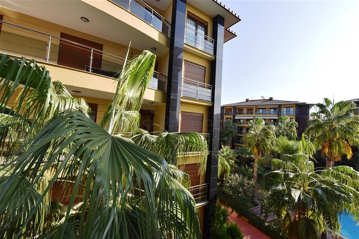 شقة ضمن مجمع فاخر على البحر مباشرة - 3 غرف وصالة - في مركز الانيا 