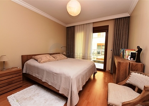 شقة ضمن مجمع فاخر على البحر مباشرة - 3 غرف وصالة - في مركز الانيا 