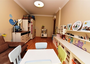 شقة ضمن مجمع فاخر على البحر مباشرة - 3 غرف وصالة - في مركز الانيا 