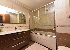 شقة ضمن مجمع فاخر على البحر مباشرة - 3 غرف وصالة - في مركز الانيا 