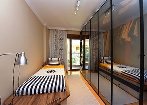 شقة ضمن مجمع فاخر على البحر مباشرة - 3 غرف وصالة - في مركز الانيا 