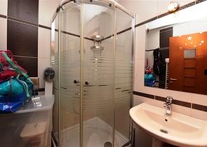 شقة ضمن مجمع فاخر على البحر مباشرة - 3 غرف وصالة - في مركز الانيا 