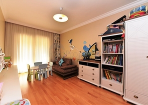 شقة ضمن مجمع فاخر على البحر مباشرة - 3 غرف وصالة - في مركز الانيا 