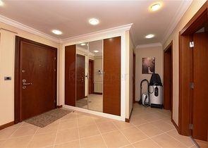 شقة ضمن مجمع فاخر على البحر مباشرة - 3 غرف وصالة - في مركز الانيا 