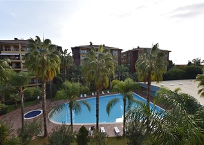 شقة ضمن مجمع فاخر على البحر مباشرة - 3 غرف وصالة - في مركز الانيا 