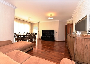 شقة ضمن مجمع فاخر على البحر مباشرة - 3 غرف وصالة - في مركز الانيا 