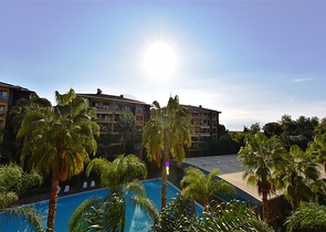 شقة ضمن مجمع فاخر على البحر مباشرة - 3 غرف وصالة - في مركز الانيا 