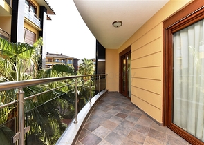 شقة ضمن مجمع فاخر على البحر مباشرة - 3 غرف وصالة - في مركز الانيا 