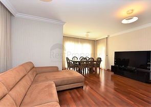 شقة ضمن مجمع فاخر على البحر مباشرة - 3 غرف وصالة - في مركز الانيا 