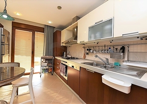 شقة ضمن مجمع فاخر على البحر مباشرة - 3 غرف وصالة - في مركز الانيا 