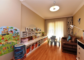 شقة ضمن مجمع فاخر على البحر مباشرة - 3 غرف وصالة - في مركز الانيا 