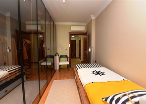 شقة ضمن مجمع فاخر على البحر مباشرة - 3 غرف وصالة - في مركز الانيا 