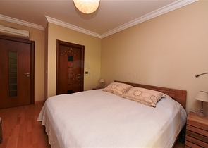 شقة ضمن مجمع فاخر على البحر مباشرة - 3 غرف وصالة - في مركز الانيا 