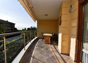 شقة ضمن مجمع فاخر على البحر مباشرة - 3 غرف وصالة - في مركز الانيا 