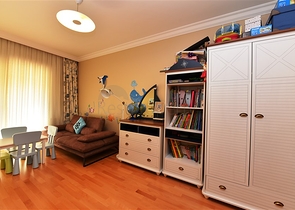 شقة ضمن مجمع فاخر على البحر مباشرة - 3 غرف وصالة - في مركز الانيا 