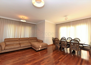 شقة ضمن مجمع فاخر على البحر مباشرة - 3 غرف وصالة - في مركز الانيا 