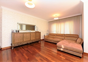 شقة ضمن مجمع فاخر على البحر مباشرة - 3 غرف وصالة - في مركز الانيا 