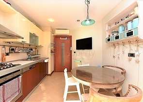 شقة ضمن مجمع فاخر على البحر مباشرة - 3 غرف وصالة - في مركز الانيا 