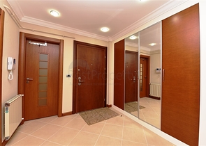 شقة ضمن مجمع فاخر على البحر مباشرة - 3 غرف وصالة - في مركز الانيا 