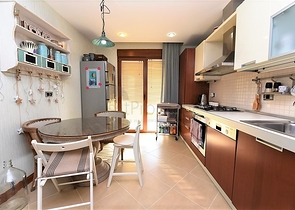 شقة ضمن مجمع فاخر على البحر مباشرة - 3 غرف وصالة - في مركز الانيا 