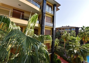 شقة ضمن مجمع فاخر على البحر مباشرة - 3 غرف وصالة - في مركز الانيا 