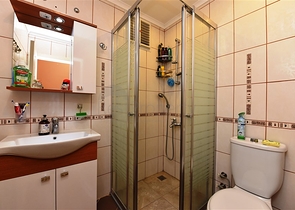 شقة واسعة غرفتين وصالة - مغ الاثاث -قريبة من البحر والخدمات - في مهموتلار / الانيا 