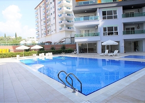 مساحة واسعة -شقة غرفة وصالة مفروشة - ضمن مجمع قريب من البحر والخدمات - في مهموتلار / الانيا 