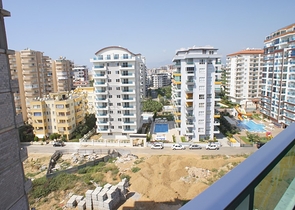 مساحة واسعة -شقة غرفة وصالة مفروشة - ضمن مجمع قريب من البحر والخدمات - في مهموتلار / الانيا 