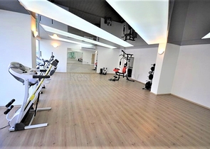 مساحة واسعة -شقة غرفة وصالة مفروشة - ضمن مجمع قريب من البحر والخدمات - في مهموتلار / الانيا 