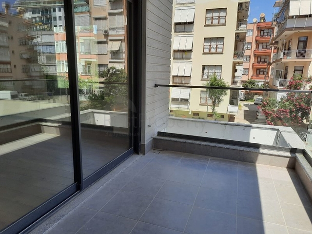 فرصة استثمارية - مجمع عائلي قيد الانشاء - في مركز الانيا