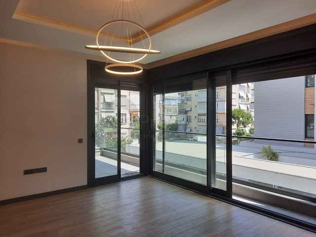 فرصة استثمارية - مجمع عائلي قيد الانشاء - في مركز الانيا