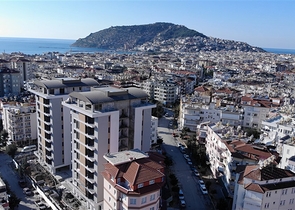 فرصة استثمارية - مجمع عائلي قيد الانشاء - في مركز الانيا