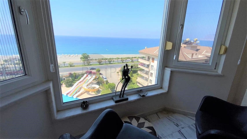 اطلالة بحرية ساحرة -طابق مرتفع - شقة غرفتين وصالة ضمن مجمع اول صف على البحر - في توسمور / الانيا