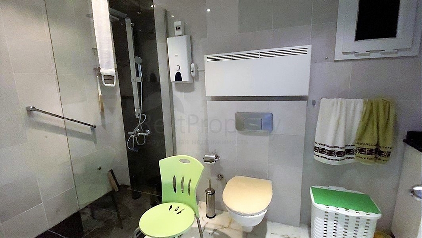 اطلالة بحرية ساحرة -طابق مرتفع - شقة غرفتين وصالة ضمن مجمع اول صف على البحر - في توسمور / الانيا