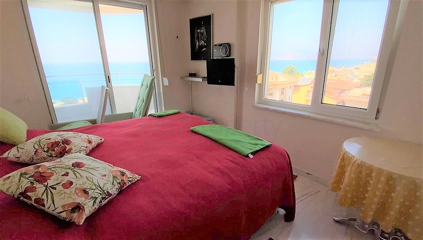 اطلالة بحرية ساحرة -طابق مرتفع - شقة غرفتين وصالة ضمن مجمع اول صف على البحر - في توسمور / الانيا