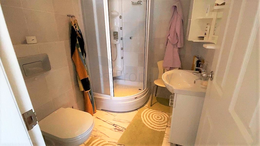 اطلالة بحرية ساحرة -طابق مرتفع - شقة غرفتين وصالة ضمن مجمع اول صف على البحر - في توسمور / الانيا