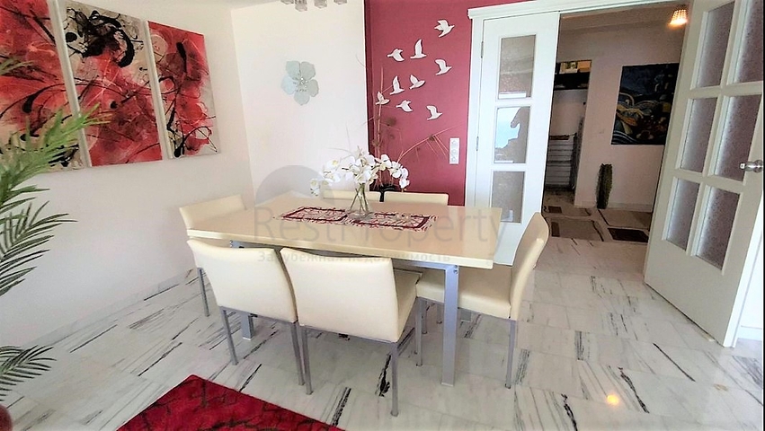 اطلالة بحرية ساحرة -طابق مرتفع - شقة غرفتين وصالة ضمن مجمع اول صف على البحر - في توسمور / الانيا