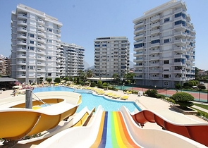 اطلالة بحرية ساحرة -طابق مرتفع - شقة غرفتين وصالة ضمن مجمع اول صف على البحر - في توسمور / الانيا