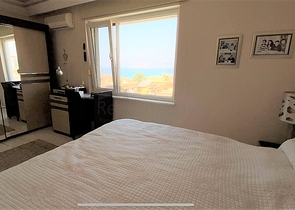 اطلالة بحرية ساحرة -طابق مرتفع - شقة غرفتين وصالة ضمن مجمع اول صف على البحر - في توسمور / الانيا