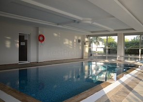 اطلالة بحرية ساحرة -طابق مرتفع - شقة غرفتين وصالة ضمن مجمع اول صف على البحر - في توسمور / الانيا