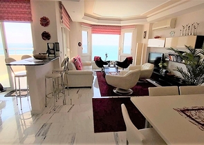 اطلالة بحرية ساحرة -طابق مرتفع - شقة غرفتين وصالة ضمن مجمع اول صف على البحر - في توسمور / الانيا