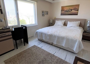 اطلالة بحرية ساحرة -طابق مرتفع - شقة غرفتين وصالة ضمن مجمع اول صف على البحر - في توسمور / الانيا