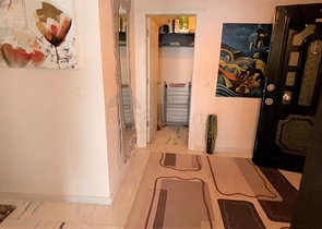 اطلالة بحرية ساحرة -طابق مرتفع - شقة غرفتين وصالة ضمن مجمع اول صف على البحر - في توسمور / الانيا