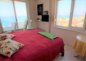 اطلالة بحرية ساحرة -طابق مرتفع - شقة غرفتين وصالة ضمن مجمع اول صف على البحر - في توسمور / الانيا