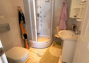 اطلالة بحرية ساحرة -طابق مرتفع - شقة غرفتين وصالة ضمن مجمع اول صف على البحر - في توسمور / الانيا