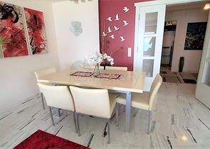 اطلالة بحرية ساحرة -طابق مرتفع - شقة غرفتين وصالة ضمن مجمع اول صف على البحر - في توسمور / الانيا