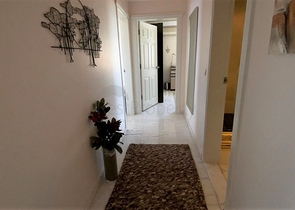 اطلالة بحرية ساحرة -طابق مرتفع - شقة غرفتين وصالة ضمن مجمع اول صف على البحر - في توسمور / الانيا