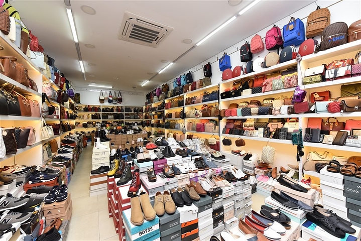 بضمان تأجير - محل ضمن مول تجاري -في الانيا 