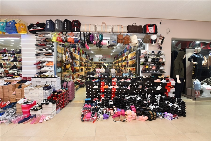 بضمان تأجير - محل ضمن مول تجاري -في الانيا 