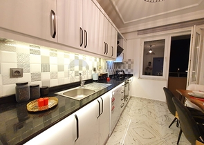 شقة عائلية انيقة - مطبخ منفصل - ضمن مجمع سكني في مهموتلار / الانيا 